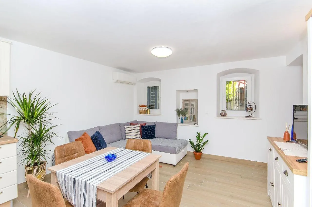 Apartment Sweet Nest Split