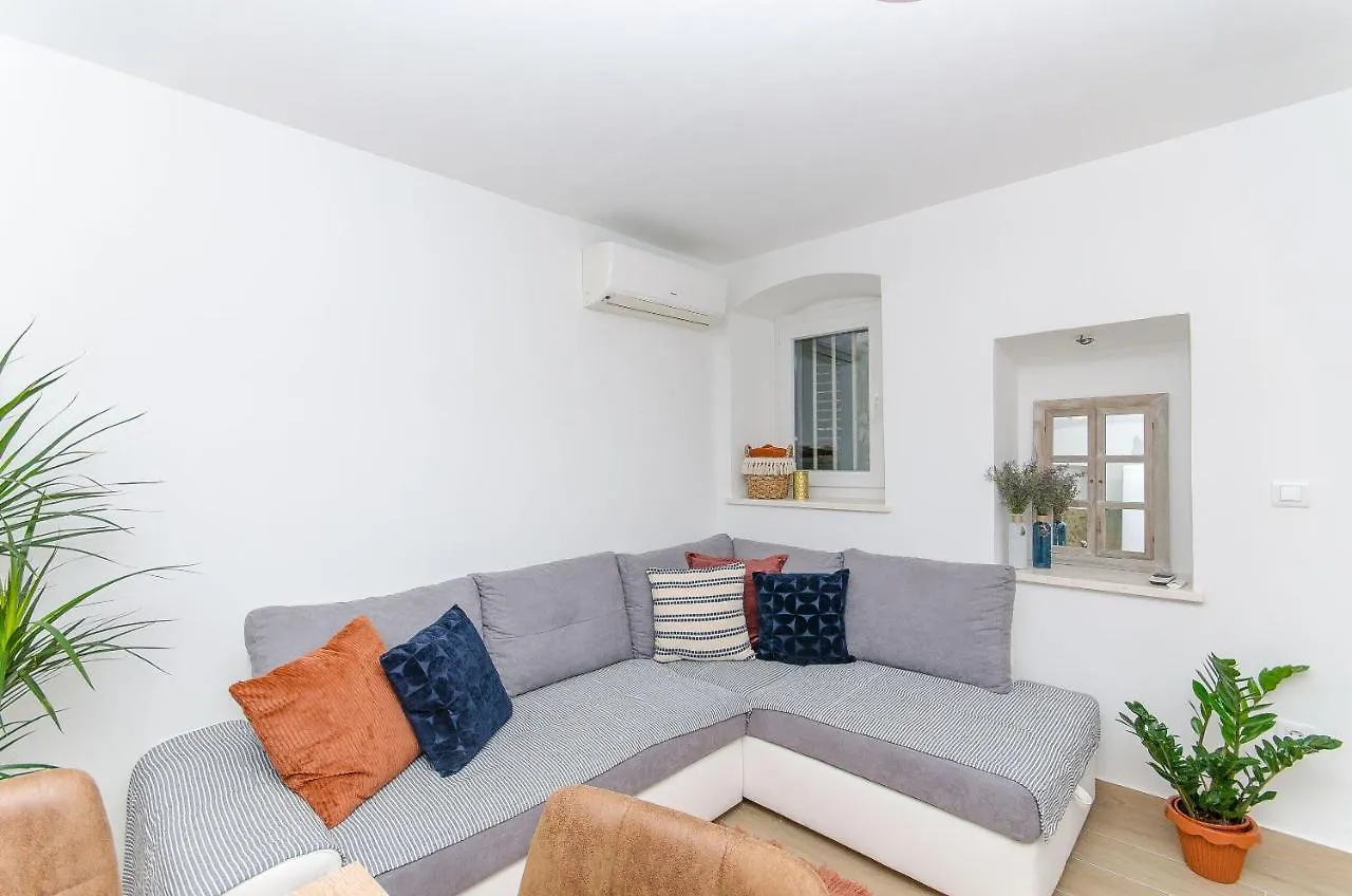 Apartment Sweet Nest Split
