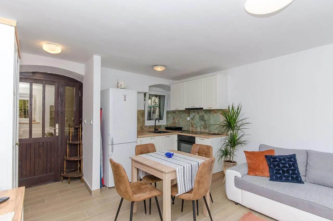 Apartment Sweet Nest Split